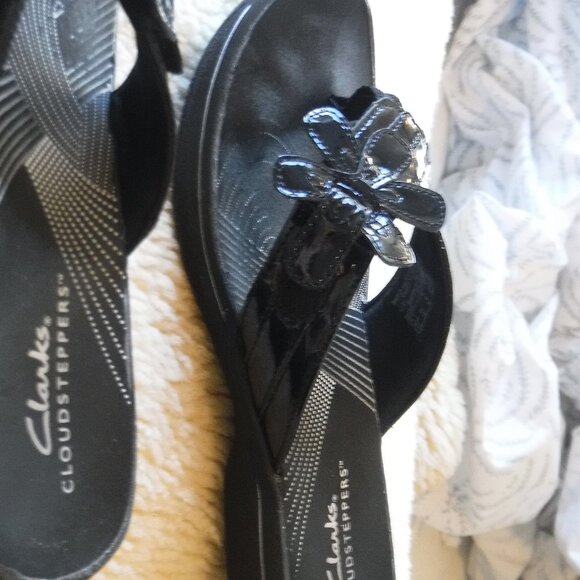 WWomens size 6 Clarks Cloudsteppers Flip-Flops Black Patent Leather - Picture 2 of 6